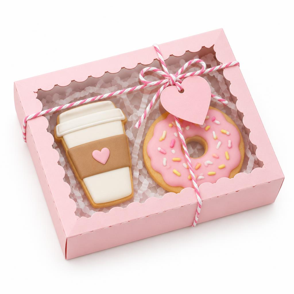 Cajita de regalo rosa con ventana, galletas decoradas y etiqueta de corazón